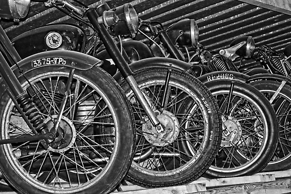 포토 JPG 해외이미지 모델 여행 통신 교통시설 서기 사람없음 금속 자전거 검은색 스쿠터 오토바이 수확 바퀴 승차 박물관 복고 엔진 모터 옛날 오리지널 해외202007 해외포토 컬러 교통 농업 모션 재질 바이크 시설 파일형식