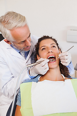 포토 JPG 해외이미지 백인 여자 남자 중년 50대 실내 치과 병원 20대 성인 두명 건강관리 장비 환자 치과의사 치과용품 해외202007 해외포토 서양인 의학 건강 관리 사람 청년 내부 의사 의료용품 파일형식