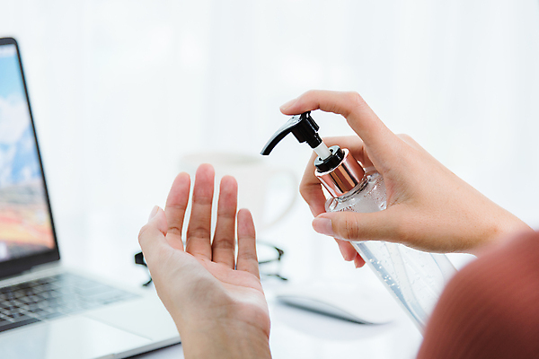 포토 JPG 해외이미지 라이프스타일 손 여자 직장 한명 들기 사람 동양인 성인 노트북 사무실 바이러스 책상 예방 소독제 프리랜서 성인여자한명만 코로나바이러스 손소독제 해외202007 델타변이바이러스 해외포토 직업 1 가구 회사 비즈니스 모션 인종 생활 신체부위 전자제품 여자한명만 성인여자만 파일형식