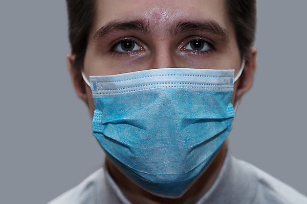 포토 JPG 해외이미지 백인 남자 백그라운드 컨셉 건강 마스크 한명 안전 사람 소년 성인 흰색 바이러스 예방 전염병 살균 남자한명만 코로나바이러스 포스트코로나 해외202007 델타변이바이러스 해외포토 서양인 1 어린이 컬러 질병 사회이슈 남자만 파일형식