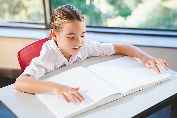 포토 JPG 해외이미지 라이프스타일 여학생 여자 어린이 실내 한명 앉기 상반신 학습 독서 책상 시각장애인 점자 손짚기 소녀한명만 점자책 해외202007 해외포토 1 학생 교육 가구 모션 사람 손짓 내부 생활 책 장애인 여자한명만 소녀만 파일형식