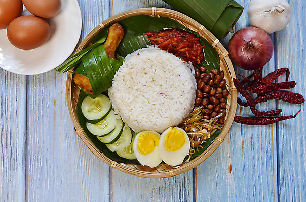 포토 JPG 해외이미지 전통 접시 아시아 문화 음식 백그라운드 잎 고추 밥 오이 바나나 요리 동양인 사람없음 계란 식사 치킨 튀김 흰색 아침식사 향신료 매움 향기 인도네시아 땅콩 지역 코코넛 말레이시아 싱가폴 인기 맛있는 해외202007 해외포토 식물 식기 나라 컬러 채소 과일 인종 알 견과류 맛 냄새 닭고기요리 향미료 파일형식