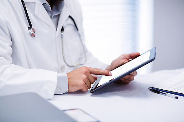 포토 JPG 해외이미지 백인 남자 청진기 병원 한명 앉기 20대 성인 태블릿 약 펜 건강관리 의사 잡기 스마트 책상 확인 상담 통화 성인남자한명만 해외202007 해외포토 서양인 1 가구 컨셉 의학 의료기기 모션 건강 관리 사람 청년 전자제품 스마트기기 필기구 의료진 남자한명만 성인남자만 파일형식