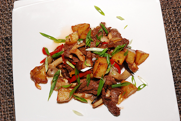 포토 JPG 해외이미지 전통 접시 음식 채소 감자 건강 육류 스테이크 요리 사람없음 목재 노란색 식당 검은색 식사 저녁식사 치킨 어둠 소고기 튀김 흰색 신선 고명 맛 그릴 강의 자르기 굽기 먹기 허브 슬라이스 레시피 후추 양고기 점심식사 백자 카피스페이스 맛있는 해외202007 해외포토 레이스천 나무 식물 식기 컬러 컨셉 식재료 재료 모션 주방용품 서양음식 상점 공백 직물 도자기 구이 향신료 닭고기요리 파일형식