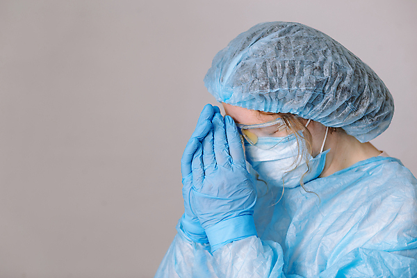 포토 JPG 해외이미지 주간 여자 장갑 유니폼 회색배경 실내 건강 병원 피곤 한명 상반신 성인 옆모습 의료진 성인여자한명만 코로나바이러스 방호복 해외202007 델타변이바이러스 해외포토 자연요소 직업 1 잡화 옷 뷰포인트 백그라운드 컨셉 의학 사람 내부 회색 바이러스 여자한명만 성인여자만 파일형식