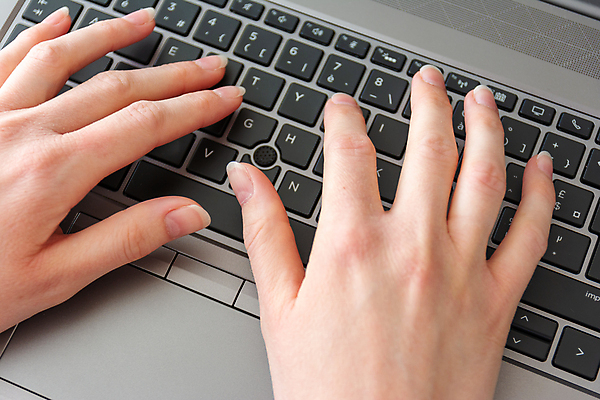 포토 JPG 해외이미지 직업 학생 라이프스타일 교육 백그라운드 인터넷 비즈니스 통신 주택 직장 관리 사람없음 노트북 컴퓨터 사무실 디지털 공책 웹 타이핑 키보드 업무 비즈니스우먼 네트워크 서핑 작업실 이메일 연결 무선전화기 책상 와이파이 온라인 블로거 소셜 채팅 프로그래머 프리랜서 네트워킹 해외202007 해외포토 여자 가구 회사 문구용품 건물 생활 전자제품 수상스포츠 작업 직장인 전화기 무선인터넷 파일형식