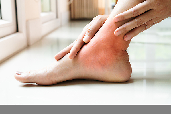 포토 JPG 해외이미지 손 발 근육 신체부위 고통 잡기 상처 발목 근육통 발목통증 강조 해외202007 해외포토 감정 모션 사람 파일형식