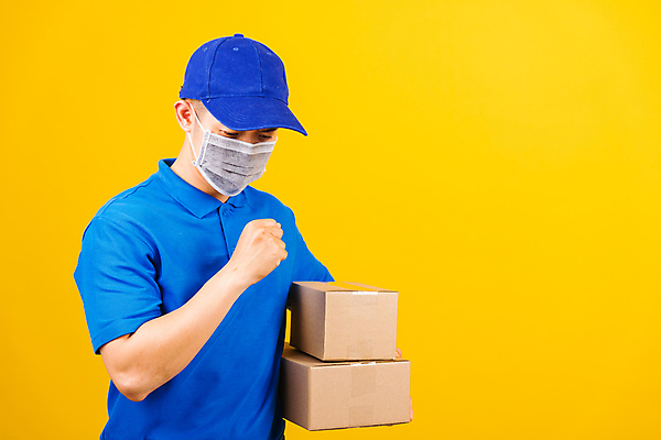 포토 JPG 해외이미지 남자 아시아 유니폼 비즈니스 건강 마스크 한명 사람 동양인 상자 노란색 잡기 바이러스 배달원 질병 서비스 재채기 전염병 남자한명만 코로나바이러스 포스트코로나 해외202007 델타변이바이러스 해외포토 직업 1 옷 나라 컬러 의학 모션 인종 사회이슈 남자만 파일형식