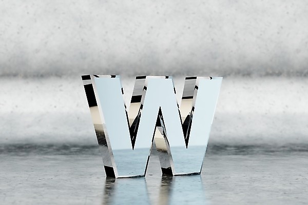 포토 JPG 해외이미지 캐릭터 알파벳 백그라운드 일러스트 사람없음 빛 반짝임 반사 3D 금속 편지 만들기 광택 W 타입 고립 콘크리트 해외202007 해외포토 영어 모션 재질 디지털합성 파일형식