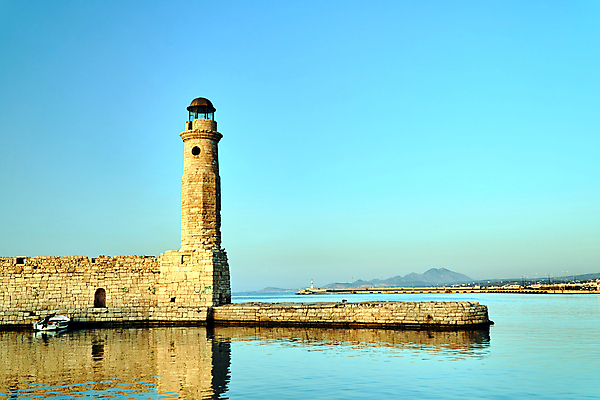 포토 JPG 해외이미지 유럽 벽 바다 섬 건축양식 하늘 산 등대 사람없음 건물 물 바위 도시 보트 역사 저녁 지중해 그리스 포트 해외202007 해외포토 자연요소 건축물 건축 나라 배_교통 돌_바위 야간 파일형식