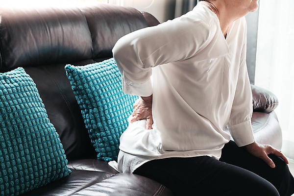 포토 JPG 해외이미지 라이프스타일 여자 남자 할머니 컨셉 거실 주택 실내 건강 한명 사람 앉기 성인 내부 소파 고통 터치 신장 질병 상처 은퇴 척추 문제 긴장 나쁜 옛날 해로움 해외202007 해외포토 1 노년 감정 의자 의학 모션 뼈 건물 생활 비뇨기관 파일형식