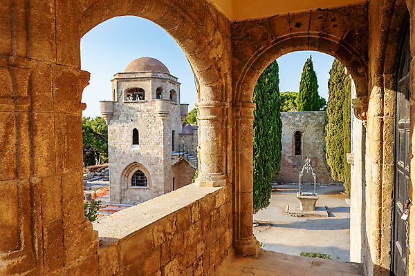 포토 JPG 해외이미지 전통 섬 여행 자연 휴가 휴식 사람없음 물 햇빛 태양 교회 여행객 탑 맑음 종 기도 지중해 그리스 수도원 종탑 그리스인 아크로폴리스 해외202007 해외포토 자연요소 서양인 건축물 유럽 바다 컨셉 종교건축 날씨 사람 건물 생태계 파일형식