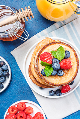 포토 JPG 해외이미지 전통 열매 음식 백그라운드 과일 재료 아침 디저트 요리 사람없음 쌓기 튀김 신선 황금 달콤 맛 아침식사 블루베리 브런치 산딸기 토핑 시럽 버터 꿀 솜털 충동구매 팬케이크 점심식사 핸드메이드 맛있는 해외202007 해외포토 주간 식물 컨셉 모션 쇼핑 케이크 식사 과소비 파일형식