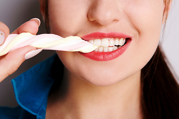 포토 JPG 해외이미지 백인 모델 1 라이프스타일 응시 여자 행복 얼굴 음식 백그라운드 신체 부분 사탕 한명 사람 성인 유행 흰색 자신감 입 달콤 치아 시원함 먹기 입술 긍정 토막 마시멜로우 해외202007 해외포토 서양인 시선 감정 컬러 컨셉 모션 디저트 생활 신체부위 소화기관 맛 파일형식