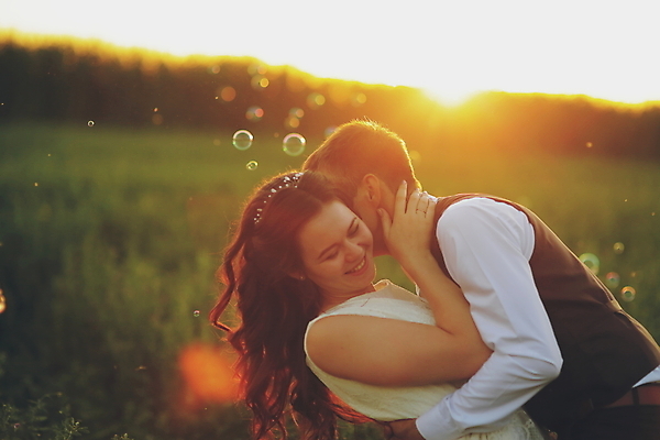 포토 JPG 해외이미지 손 커플 여자 남자 행복 결혼 가족 신혼부부 포옹 자연 하늘 결혼식 남편 키스 함께함 사랑 두명 손잡기 일몰 거품 기쁨 낭만 신혼여행 축하 아내 우아함 저녁 순간 해외202007 해외포토 부부 감정 컨셉 관계 안기 모션 사람 이벤트 신체부위 노을 야간 애정표현 생태계 신혼 파일형식