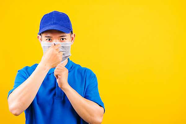 포토 JPG 해외이미지 남자 유니폼 비즈니스 마스크 한명 사람 동양인 노란색 식당 바이러스 배달원 질병 인쇄 전염병 남자한명만 카피스페이스 코로나바이러스 포스트코로나 해외202007 델타변이바이러스 해외포토 직업 1 옷 컬러 의학 인종 상점 공백 사회이슈 남자만 파일형식