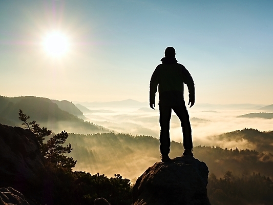 포토 JPG 해외이미지 구름 1 손 행복 실루엣 스포츠 바지 자국 하늘 날씨 산 부츠 그림자 한명 서기 미소 사람 풍경 소년 친구 숫자 여행객 일출 계곡 어둠 일몰 기쁨 하이킹 안개 가을 기적 즐거움 사암 대패 순간 승자 절정 필승 혼자 해외202007 해외포토 자연요소 문자 계절 남자 감정 어린이 신발 관계 모션 하의 레저 촬영기법 표정 신체부위 노을 돌_바위 우승 파일형식