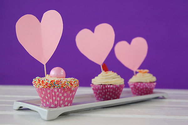 포토 JPG 해외이미지 라이프스타일 쟁반 발렌타인데이 사랑 근접촬영 사람없음 장식 하트 축하 컵케이크 보라색배경 해외202007 해외포토 모양 감정 뷰포인트 백그라운드 컨셉 데이이벤트 생활 케이크 보라색 파일형식