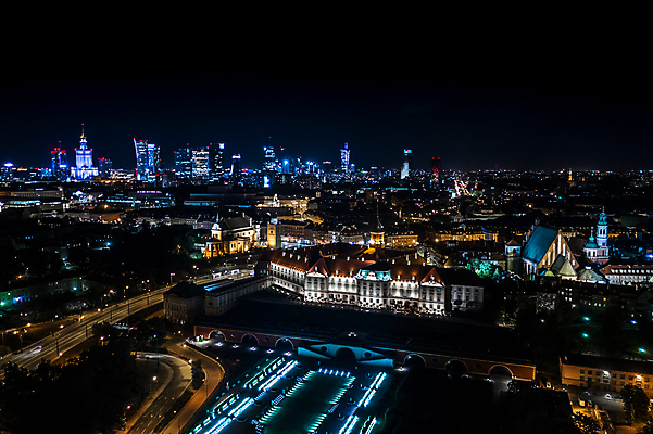 포토 JPG 해외이미지 외관 유럽 도로 길 건축양식 창문 자동차 하늘 거리 파노라마 풍경 사람없음 야외 건물 빛 도시풍경 사무실 탑 고층빌딩 어둠 황혼 램프 도시 센터 도심 야간 네온 광택 타운 스카이라인 폴란드 바르샤바 수평선 해외202007 해외포토 자연요소 건축물 건축 나라 육상교통 비즈니스 교통시설 조명 촬영기법 빌딩 일몰 파일형식