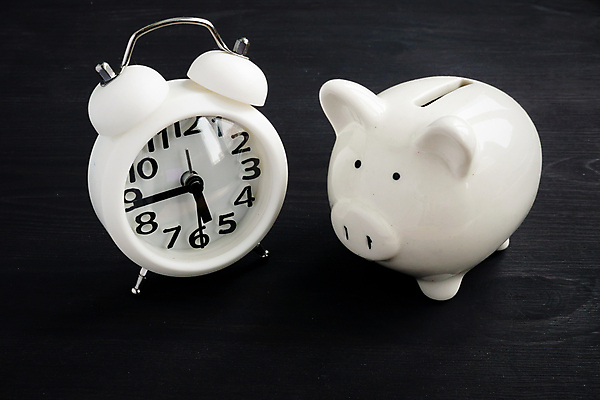 포토 JPG 해외이미지 시계 컨셉 돈 비즈니스 성공 사람없음 금융 저축 돼지저금통 시간 절약 재산 손목시계 투자 해외202007 해외포토 장신구 경제 저금통 파일형식