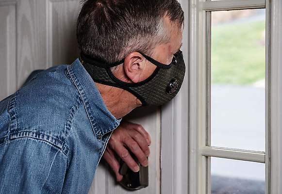 포토 JPG 해외이미지 백인 남자 실내 건강 마스크 한명 사람 성인 문 미국 바이러스 질병 고민 예방 조심 인플루엔자 남자한명만 코로나바이러스 포스트코로나 해외202007 델타변이바이러스 해외포토 서양인 1 감정 북아메리카 의학 내부 사회이슈 남자만 파일형식