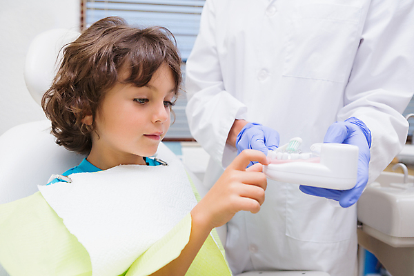 포토 JPG 해외이미지 백인 남자 어린이 실내 치과 병원 설명 소년 성인 두명 건강관리 환자 잡기 입 가르침 칫솔 치과의사 치과용품 보여주기 남자만 해외202007 해외포토 서양인 교육 의학 모션 건강 관리 사람 내부 신체부위 위생용품 의사 의료용품 파일형식