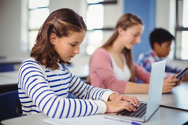포토 JPG 해외이미지 백인 학생 여학생 여자 교육 남자 교실 학교 들기 앉기 소년 상반신 옆모습 10대 세명 노트북 태블릿 십대만 해외202007 해외포토 서양인 어린이 뷰포인트 모션 청소년 사람 전자제품 스마트기기 파일형식