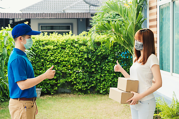 포토 JPG 해외이미지 라이프스타일 유니폼 비즈니스 마스크 사람 동양인 두명 상자 최고 바이러스 배달원 질병 고객 서비스 코로나바이러스 포스트코로나 해외202007 델타변이바이러스 해외포토 직업 옷 의학 인종 생활 사회이슈 파일형식