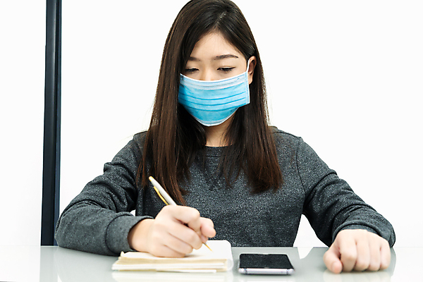 포토 JPG 해외이미지 학생 긴머리 여자 교육 탁자 실내 피곤 마스크 한명 사람 책 사무실 펜 다이어리 공책 고통 바이러스 계획 질병 책상 문서 온라인 전염병 여자한명만 코로나바이러스 포스트코로나 해외202007 델타변이바이러스 해외포토 1 헤어스타일 감정 가구 컨셉 비즈니스 의학 문구용품 내부 필기구 사무용품 사회이슈 여자만 파일형식