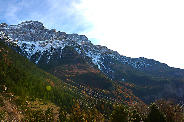 포토 JPG 해외이미지 여행 겨울 휴가 스키 휴식 산 풍경 사람없음 목재 농장 시골 소나무 정상 숲 언덕 만족 눈내림 해외202007 해외포토 나무 계절 감정 컨셉 농업 재료 겨울스포츠 눈_날씨 파일형식
