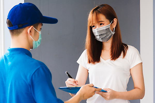 포토 JPG 해외이미지 유니폼 비즈니스 마스크 사람 동양인 두명 상자 펜 기록 잡기 바이러스 배달원 질병 우체부 고객 서비스 결재 서명 코로나바이러스 포스트코로나 해외202007 델타변이바이러스 해외포토 직업 옷 의학 모션 인종 필기구 사회이슈 파일형식