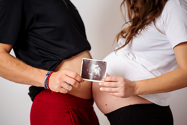 포토 JPG 해외이미지 라이프스타일 커플 여자 남자 행복 결혼 가족 관계 포옹 엄마 남편 주택 함께함 실내 건강 사랑 세명 약 임산부 임신 아기 아내 아빠 예측 그림 태교 리빙 돌봄 유대감 정확 해외202007 해외포토 감정 컨셉 의학 안기 모션 사람 이벤트 내부 건물 생활 파일형식