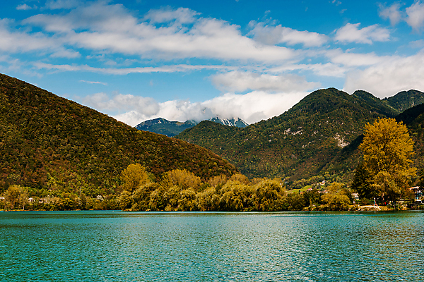 포토 JPG 해외이미지 계절 공원 유럽 호수 여행 자연 하늘 산 파노라마 풍경 초원 사람없음 야외 초록색 물 파란색 강 반사 평화 가을 숲 언덕 그림 알프스 엽서 에메랄드 슬로베니아 터키석 해외202007 해외포토 자연요소 공공시설 나라 컬러 컨셉 촬영기법 보석 편지 생태계 파일형식