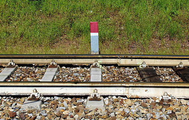 포토 JPG 해외이미지 선 교통시설 사람없음 빨간색 기차 판넬 사인 싱글 신호 봉 스위치 선로 해외202007 해외포토 육상교통 컬러 교통 대중교통 시설 파일형식