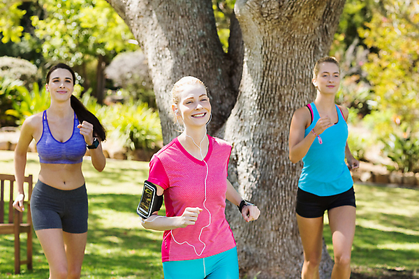 포토 JPG 해외이미지 백인 라이프스타일 공원 여자 행복 건강 서기 사람 20대 성인 야외 일상 세명 운동복 조깅 운동 맑음 연습 성인여자만 해외202007 해외포토 서양인 옷 공공시설 감정 모션 날씨 청년 라이프 생활 여자만 성인만 파일형식