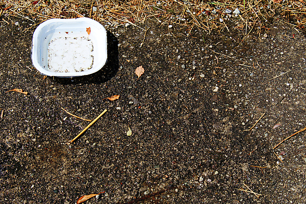 포토 JPG 해외이미지 접시 음식 표면 사람없음 흰색 오염 쓰레기 일회용 플라스틱 정사각형 낭비 땅바닥 해외202007 해외포토 도형 식기 컬러 컨셉 재질 바닥 파일형식