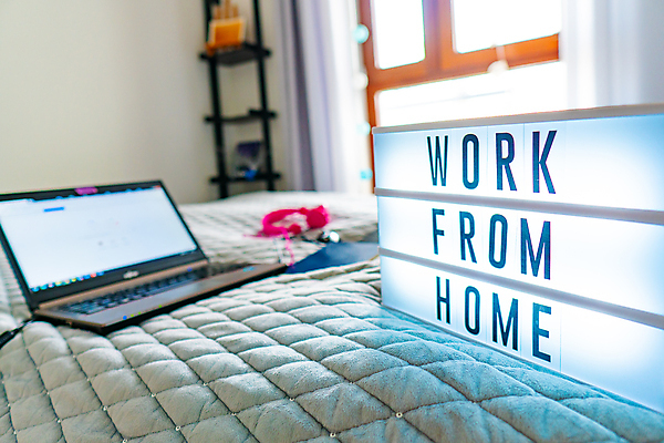 포토 JPG 해외이미지 배너 커피 텍스트 주택 실내 파노라마 사람없음 노트북 컴퓨터 소파 사무실 스크린 업무 메시지 바이러스 편지 사인 예방 멀리 온라인 고립 셀프 소셜 프리랜서 헤딩 해외202007 해외포토 직업 음료 의자 비즈니스 촬영기법 내부 건물 전자제품 축구 작업 파일형식