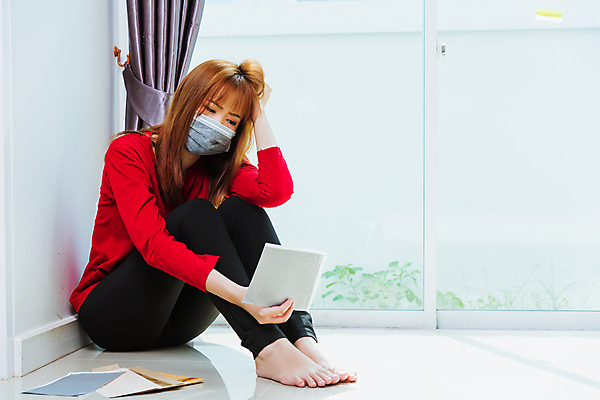 포토 JPG 해외이미지 여자 돈 스트레스 피곤 마스크 한명 안전 사람 앉기 동양인 금융 고통 바이러스 고민 걱정 계산서 파산 빚 세금 심각 예산 전염병 여자한명만 코로나바이러스 포스트코로나 해외202007 델타변이바이러스 해외포토 1 감정 컨셉 모션 인종 경제 재산 질병 사회이슈 여자만 파일형식