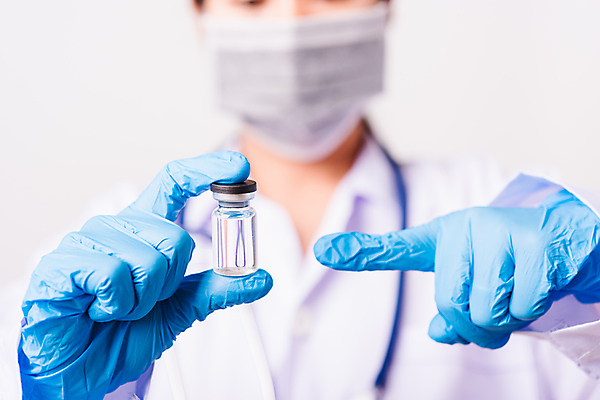 포토 JPG 해외이미지 주간 여자 유리병 실내 건강 병원 한명 들기 동양인 상반신 성인 앞모습 아웃포커스 약 의료진 의사 가리킴 흰배경 백신 의료성형뷰티 성인여자한명만 해외202007 해외포토 자연요소 직업 1 뷰포인트 백그라운드 의학 모션 병_용기 촬영기법 사람 인종 손짓 내부 흰색 여자한명만 성인여자만 파일형식