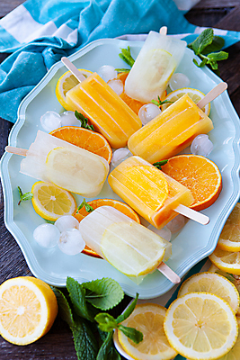 포토 JPG 해외이미지 조각 돈 오렌지 아이스크림 디저트 귤 쟁반 막대사탕 사람없음 세로 파란색 파티 냉동 주스 신선 맛 레몬 민트 슬라이스 레시피 핸드메이드 맛있는 해외202007 해외포토 음료 음식 컬러 컨셉 과일 사탕 이벤트 재산 허브 파일형식