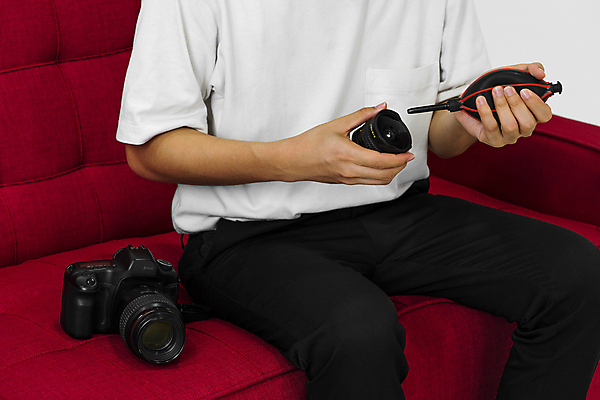 포토 JPG 해외이미지 직업 라이프스타일 손 태국 휴식 앉기 성인 취미 사람없음 치료 빛 소파 카메라 디지털 사진촬영 장비 흰색 공구 잡기 작업실 기술자 수리 사진사 서비스 슛 먼지 청소부 셔터 유지 조립 구성 돌봄 카피스페이스 해외202007 해외포토 아시아 컬러 컨셉 의자 의학 모션 사람 생활 신체부위 전자제품 촬영 공백 도구 작가 파일형식