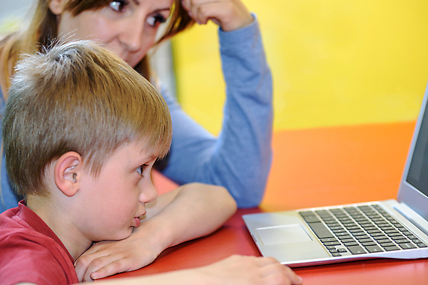 포토 JPG 해외이미지 백인 응시 교육 아들 어린이 인터넷 가족 놀이 엄마 주택 함께함 사람 소년 두명 노트북 학습 컴퓨터 공책 작업 서핑 바쁨 온라인 돌봄 소셜 이혼 제어 헬프 이민 해외202007 해외포토 서양인 시선 남자 이동 컨셉 관계 모션 문구용품 건물 전자제품 수상스포츠 도움 파일형식