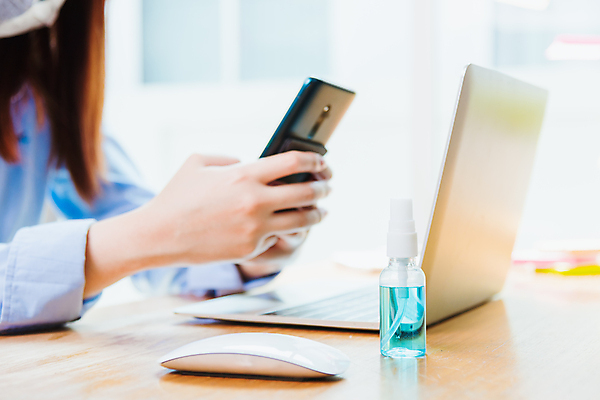 포토 JPG 해외이미지 직업 라이프스타일 여자 통신 직장 한명 사람 동양인 성인 노트북 스마트폰 사무실 작업 비즈니스우먼 바이러스 책상 예방 소독제 프리랜서 성인여자한명만 코로나바이러스 손소독제 해외202007 델타변이바이러스 해외포토 1 가구 회사 비즈니스 인종 생활 전자제품 핸드폰 스마트기기 직장인 여자한명만 성인여자만 파일형식