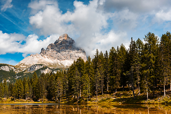 포토 JPG 해외이미지 구름 계절 유럽 호수 여행 잎 오렌지 자연 하늘 산 풍경 사람없음 야외 빨간색 물 컬러풀 햇빛 반사 일출 맑음 일몰 이탈리아 가을 숲 10월 웅장함 절정 해외202007 해외포토 자연요소 식물 나라 컬러 과일 날씨 태양 노을 날짜 생태계 파일형식