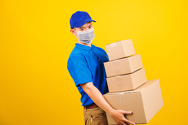 포토 JPG 해외이미지 남자 유니폼 마스크 한명 사람 동양인 성인 상자 노란색 흰색 잡기 최고 바이러스 배달원 질병 서비스 캡모자 남자한명만 코로나바이러스 포스트코로나 해외202007 델타변이바이러스 해외포토 직업 모자_잡화 1 옷 컬러 의학 모션 인종 사회이슈 남자만 파일형식