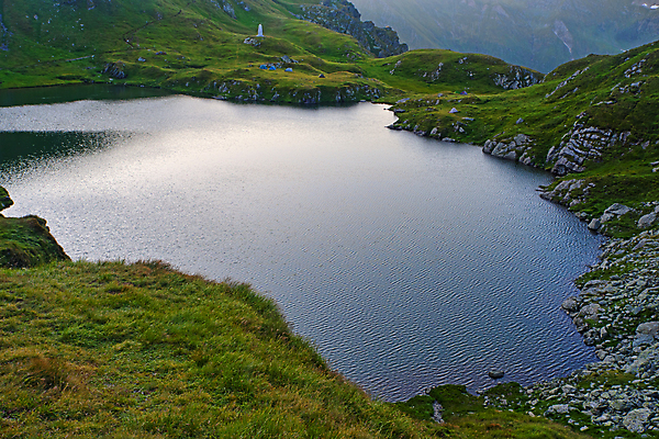 포토 JPG 해외이미지 구름 호수 여행 자연 하늘 산 안테나 파노라마 풍경 사람없음 야외 초록색 물 파란색 햇빛 일출 환경 계곡 일몰 바위 고도 언덕 그림 빙하 루마니아 생태학 트란실바니아 해외202007 해외포토 자연요소 교육 유럽 컬러 통신 촬영기법 태양 노을 돌_바위 생태계 파일형식