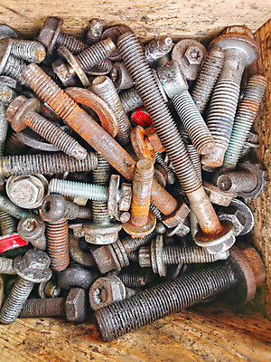 포토 JPG 해외이미지 산업 사람없음 세트 상자 갈색 쌓기 환경 금속 장비 기구 도구 공구 나사 업무 작업실 오염 수리 쓰레기 컨테이너 손톱 철 가득함 부식 준비 빈티지배경 볼트 고정 펜치 정비공 한조각 흙더미 유지 조립 구식 옛날 철강 해외202007 해외포토 1 손 컬러 백그라운드 모션 재질 흙 작업 빈티지 기술자 파일형식 더미