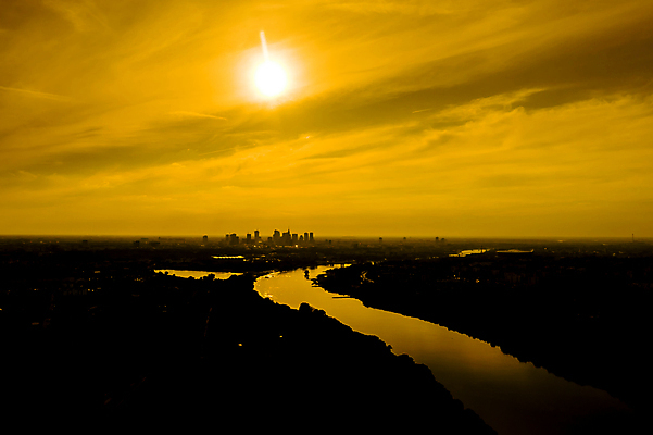 포토 JPG 해외이미지 여행 건축양식 하늘 거리 사람없음 야외 건물 가로 관광지 강 도시풍경 고층빌딩 황혼 일몰 도시 도심 강가 시티라이프 타운 폴란드 랜드마크 명승지 조감도 바르샤바 해외202007 해외포토 라이프스타일 건축물 건축 유럽 풍경 빌딩 노을 파일형식