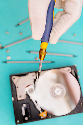 포토 JPG 해외이미지 실내 사람없음 전자제품 컴퓨터 세트 금속 디지털 자료 장비 운전 공구 나사 업무 기술자 바이러스 수리 보호 서비스 보안 전자 수납 치유 하드웨어 해외202007 해외포토 직업 컨셉 모션 재질 안전 내부 도구 작업 파일형식