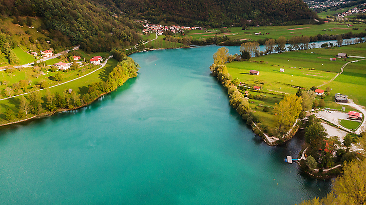 포토 JPG 해외이미지 공원 유럽 호수 자연 산 안테나 풍경 사람없음 야외 초록색 물 파란색 강 평화 가을 시골 정상 강가 그림 알프스 에메랄드 드론 슬로베니아 터키석 특별함 해외202007 해외포토 자연요소 계절 공공시설 나라 컬러 컨셉 통신 보석 생태계 파일형식